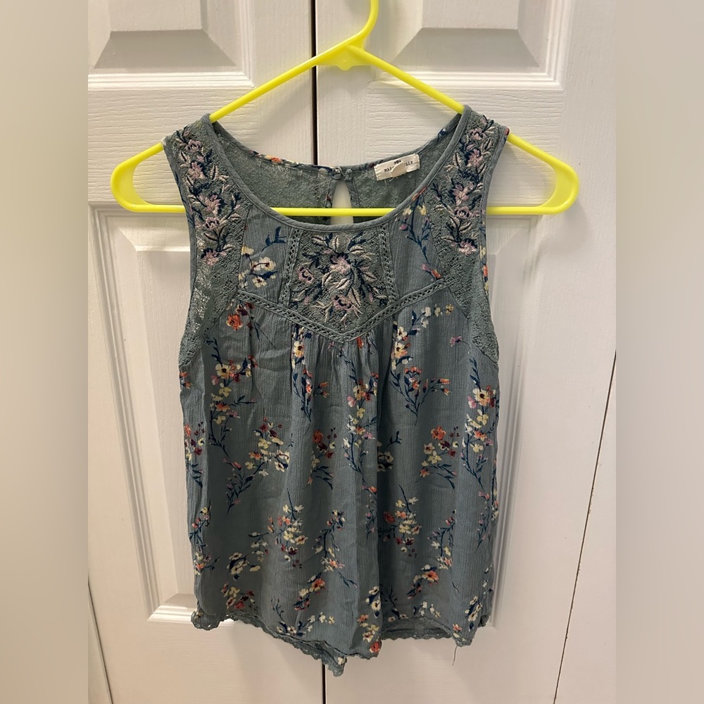 Mason & Belle Gray Lace Top